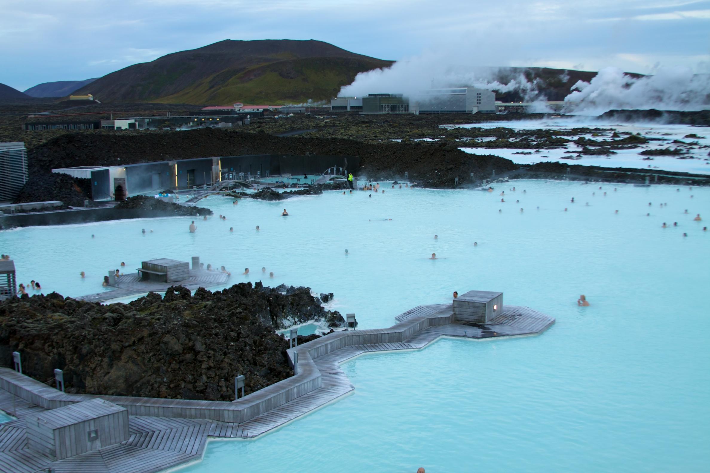 Blue lagoon. Голубая Лагуна (Гриндавик, Исландия). Рейкьянес Исландия голубая Лагуна. Геотермальный курорт голубая Лагуна Гриндавик Исландия. Исландия термальные источники голубая Лагуна.