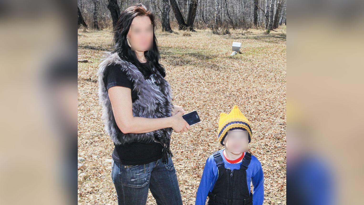 Сын обвиняет мать. Жительницы Барнаула фото. Барнаульская девочка поет мамин крестик.