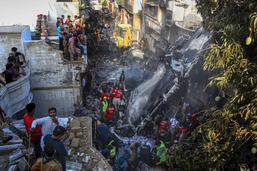 Как минимум два человека выжили в авиакатастрофе в Пакистане