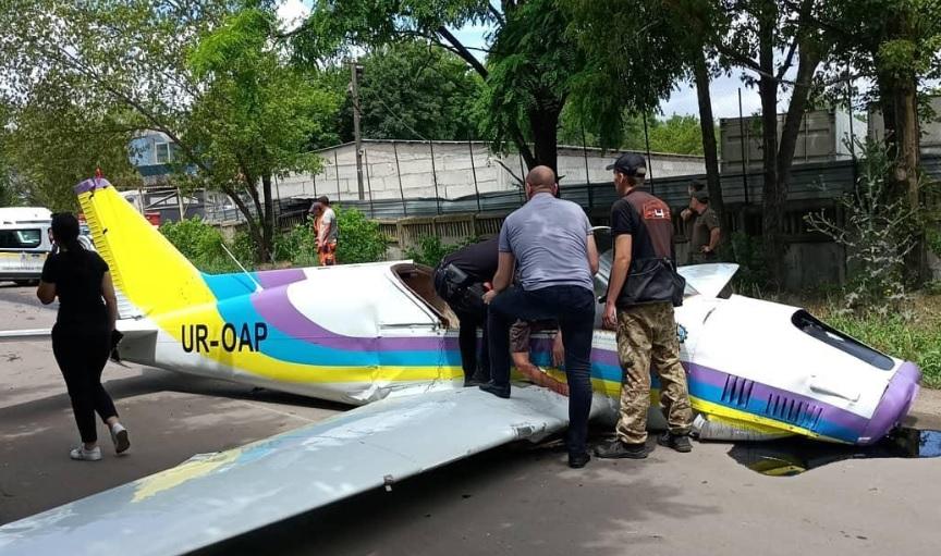 Легкомоторный самолёт упал в Одессе. По словам очевидцев, экипаж погиб