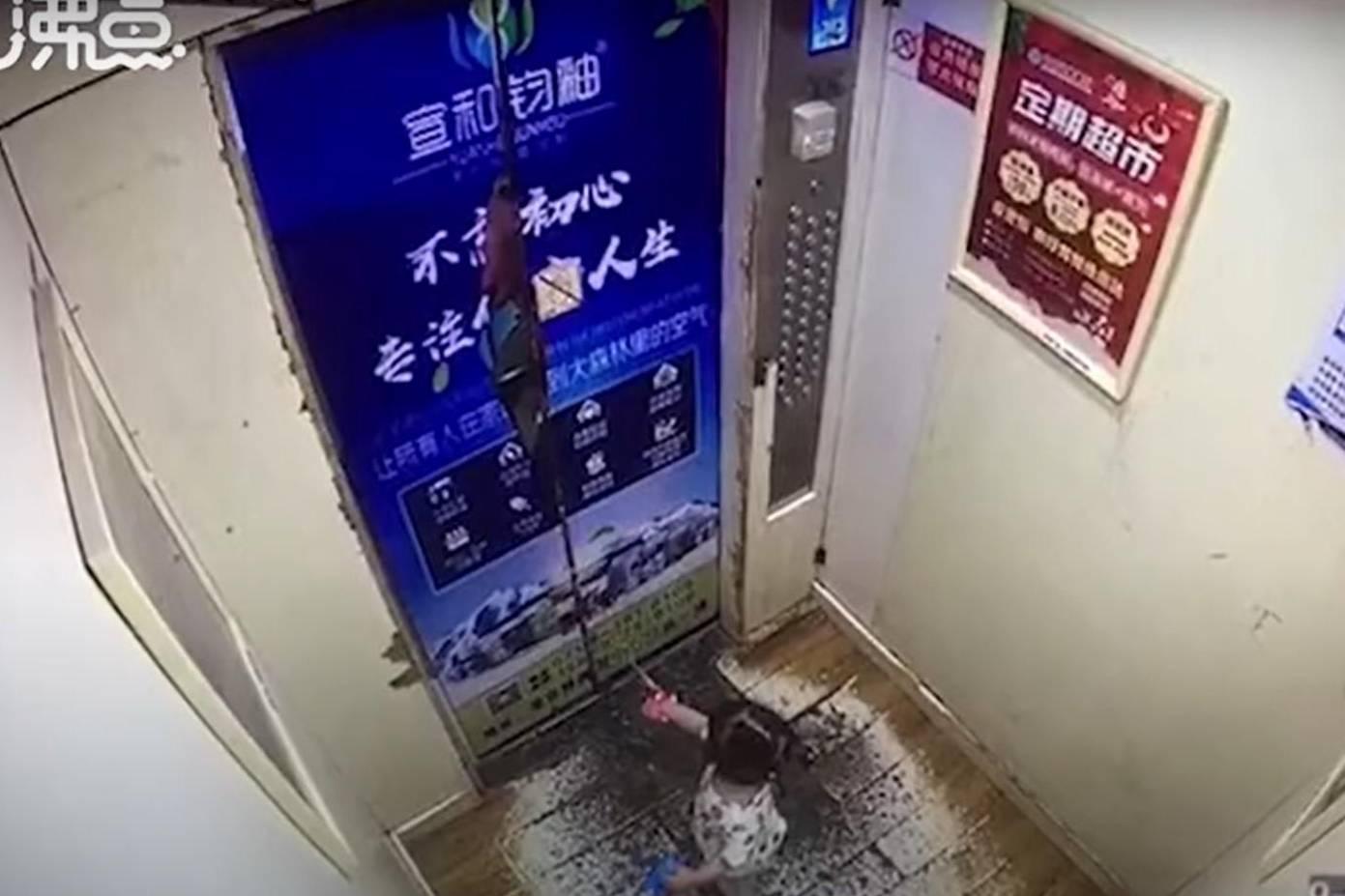 Ребёнка подбросило под потолок, когда двери лифта закрылись и зажали поводок на его руке — видео