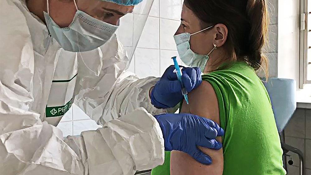 Добровольцы, получившие вакцину от CoViD-19, пожаловались на недомогание