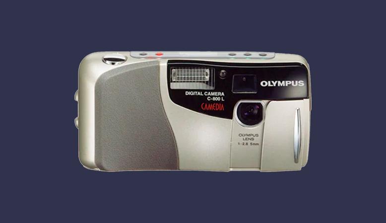 Первая мыльница компании — Olympus Camedia C-800L. Фото © Olympus