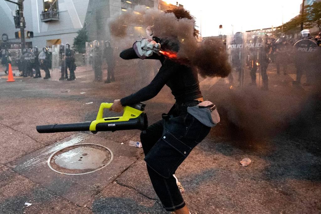Более ста полицейских пострадали в ходе массовых протестов в США