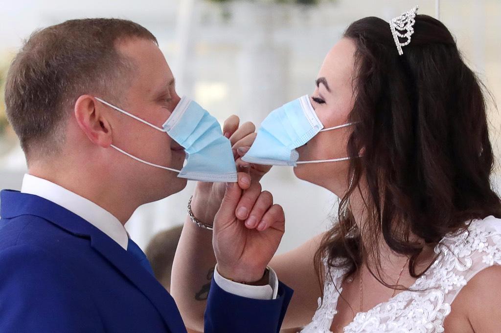 Собянин: Свадьбы в Москве проводить пока рано