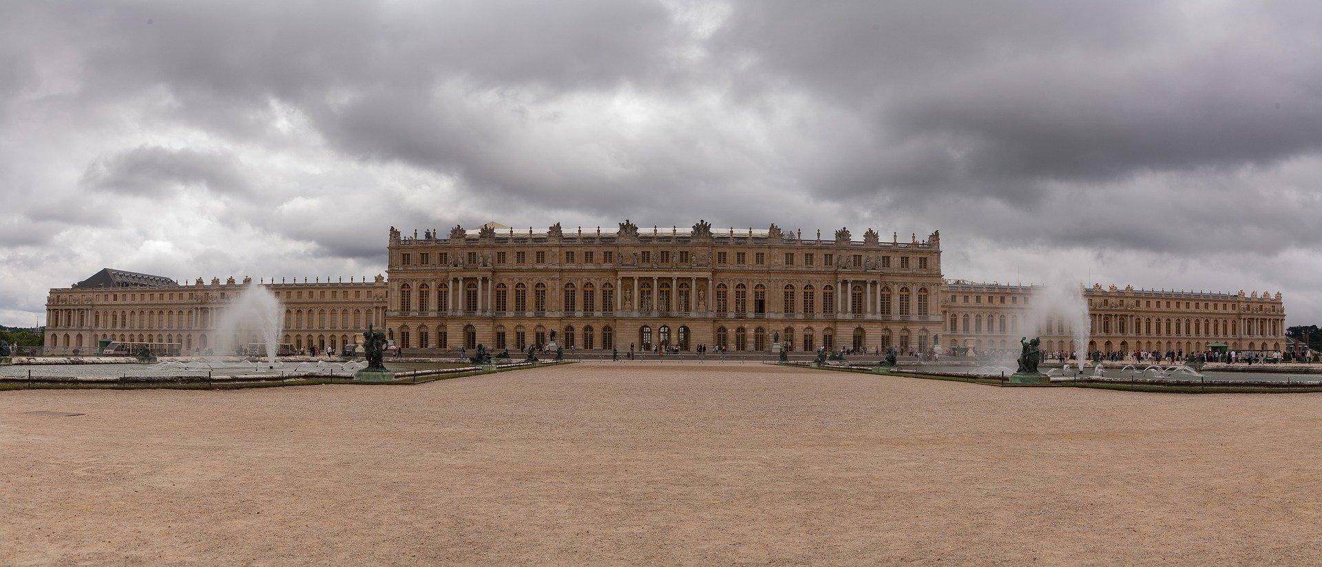 Во Франции после карантина открыли Версальский дворец для посетителей