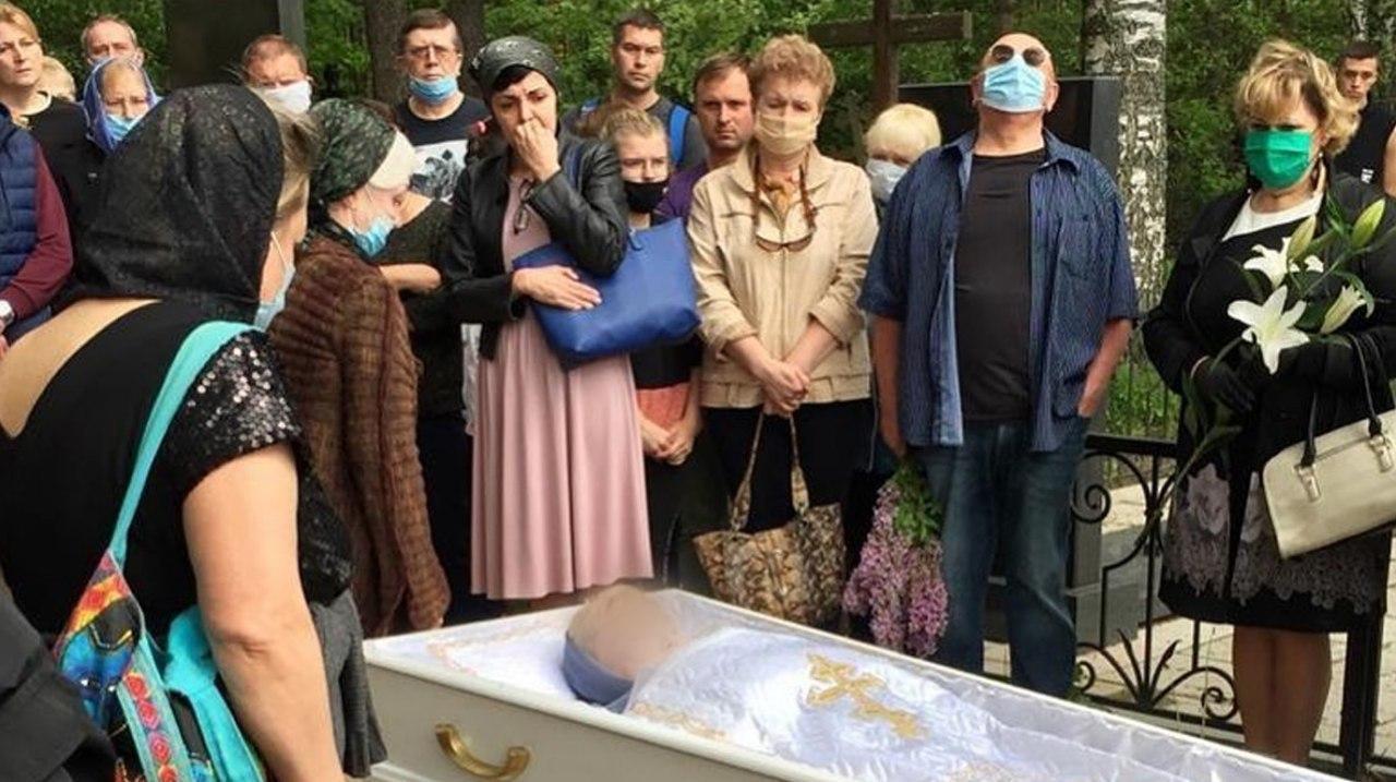 Муж умершей радиоведущей Юлии Норкиной опубликовал фото с похорон и вызвал волну сочувствия в Сети