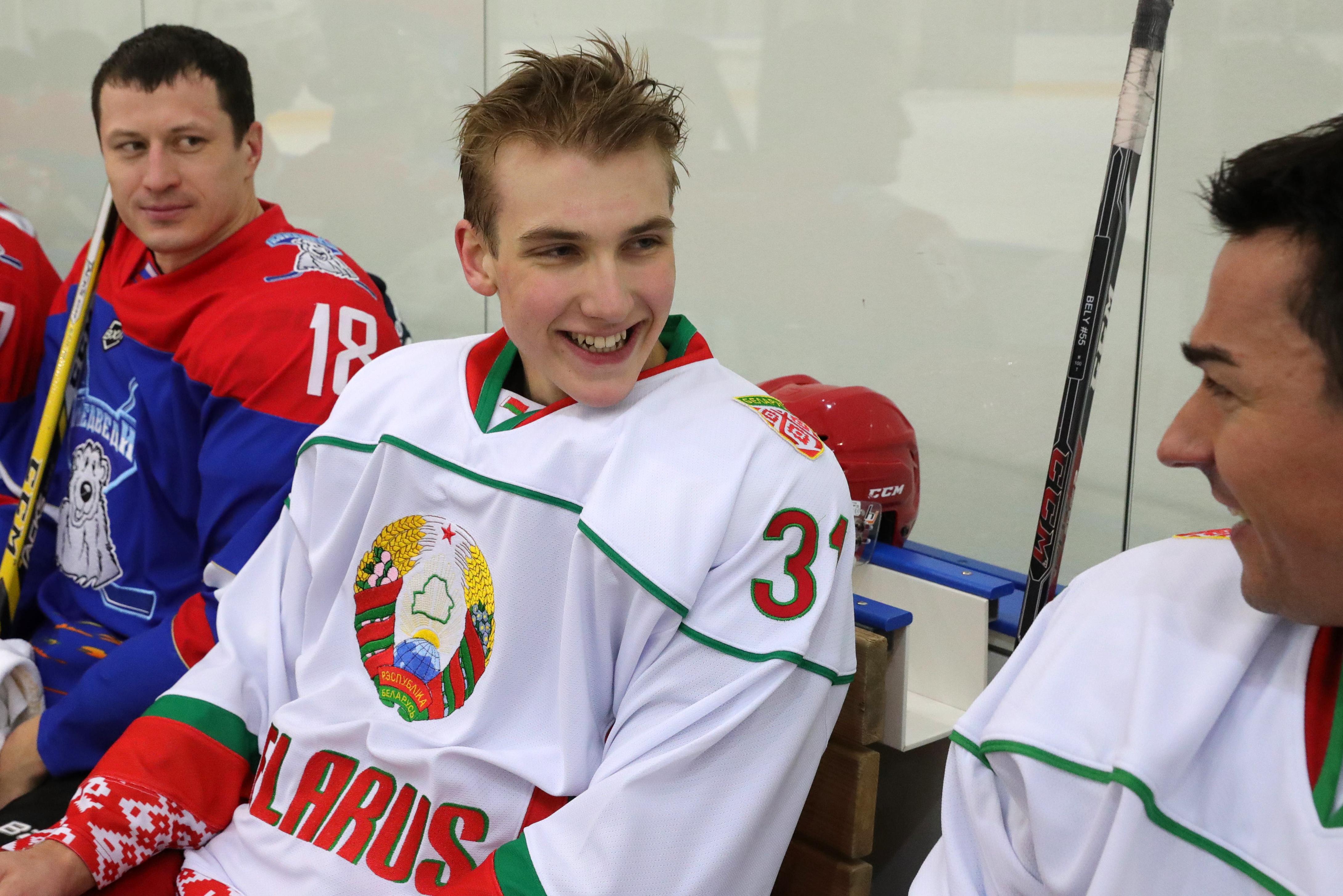 Младший сын Лукашенко отказался играть за хоккейную команду отца