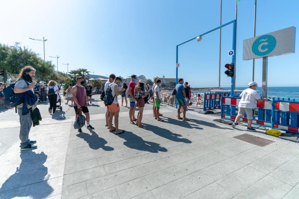 В Испании туристам приходится стоять в очереди, чтобы попасть на пляж