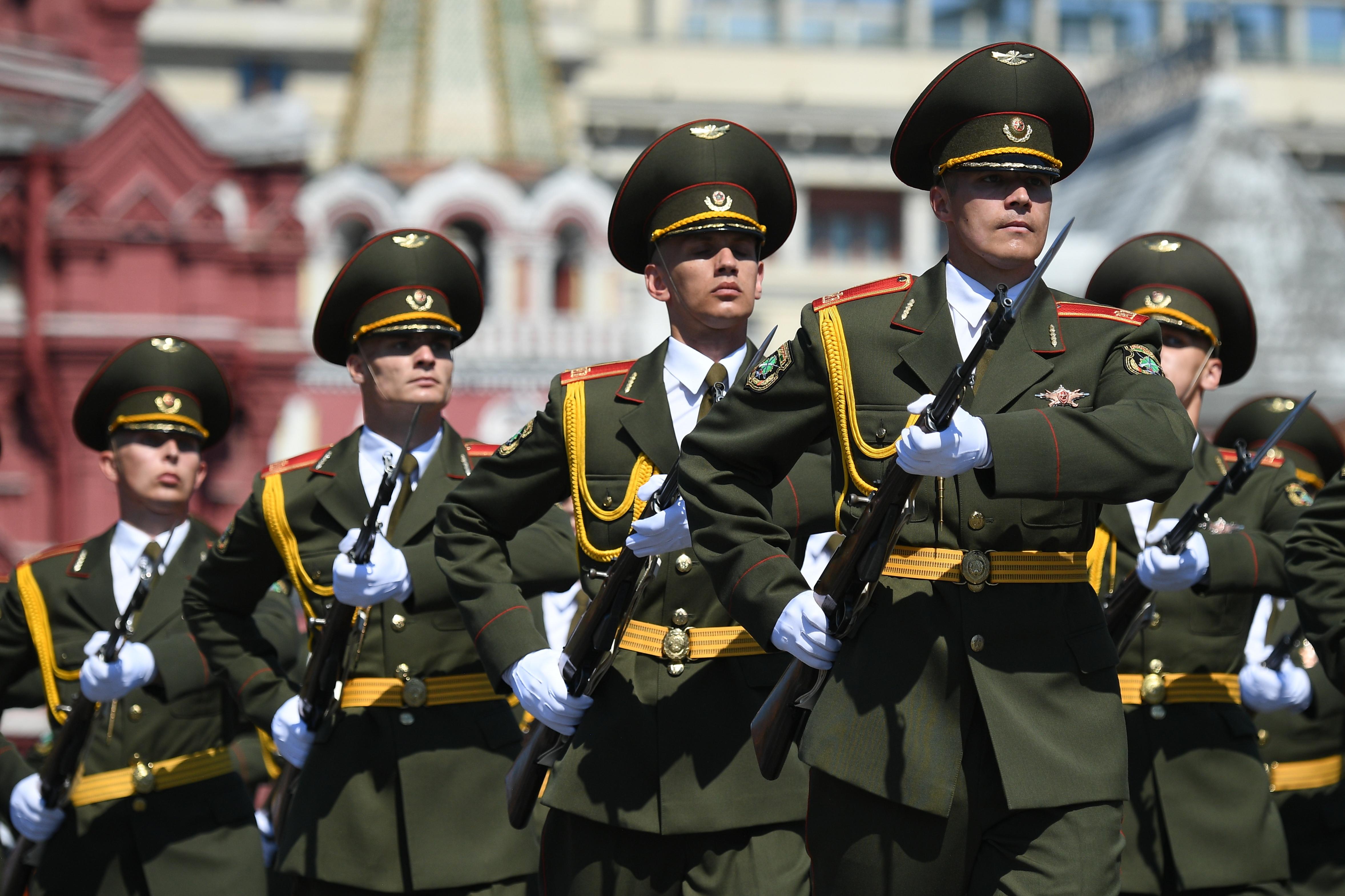Будет ли военный парад. Военный парад. Солдаты на параде. Военнослужащие на параде. Армия России парад.