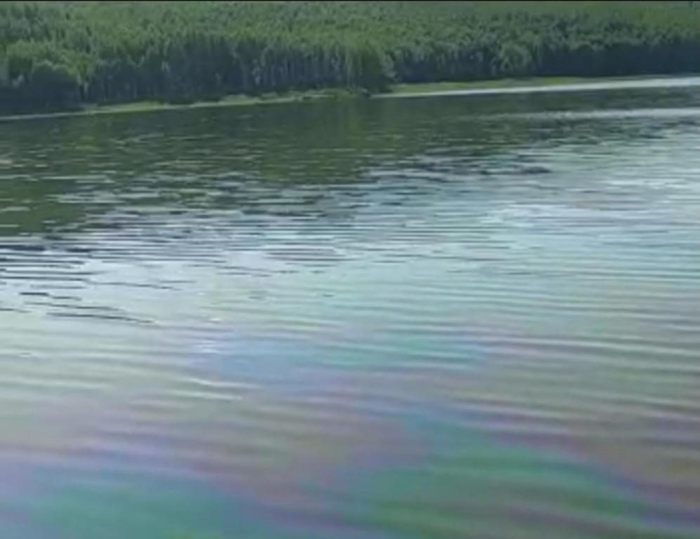 В Хабаровском крае произошёл разлив нефтепродуктов в озере
