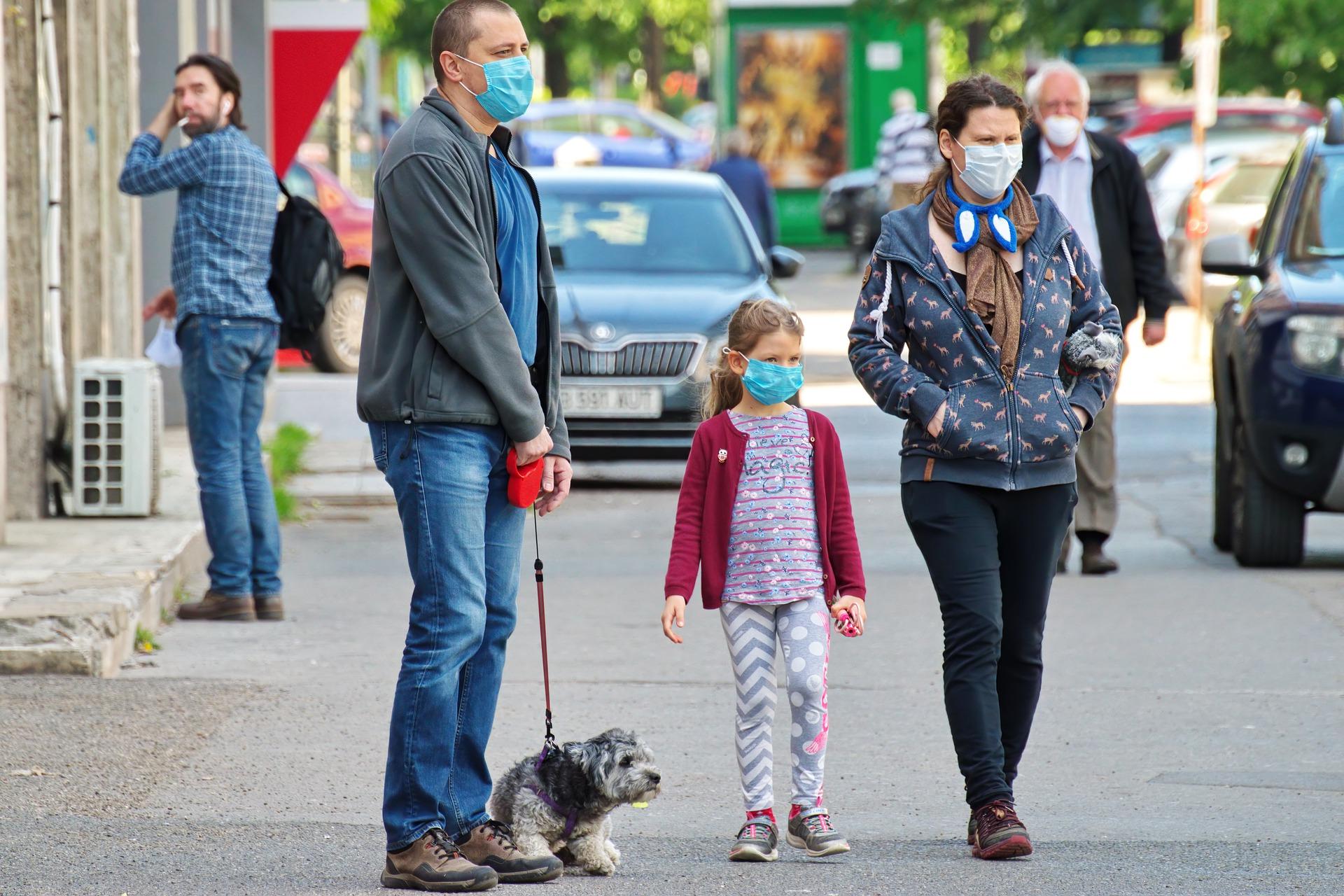 Иммунолога рассмешила идея ношения масок на улице