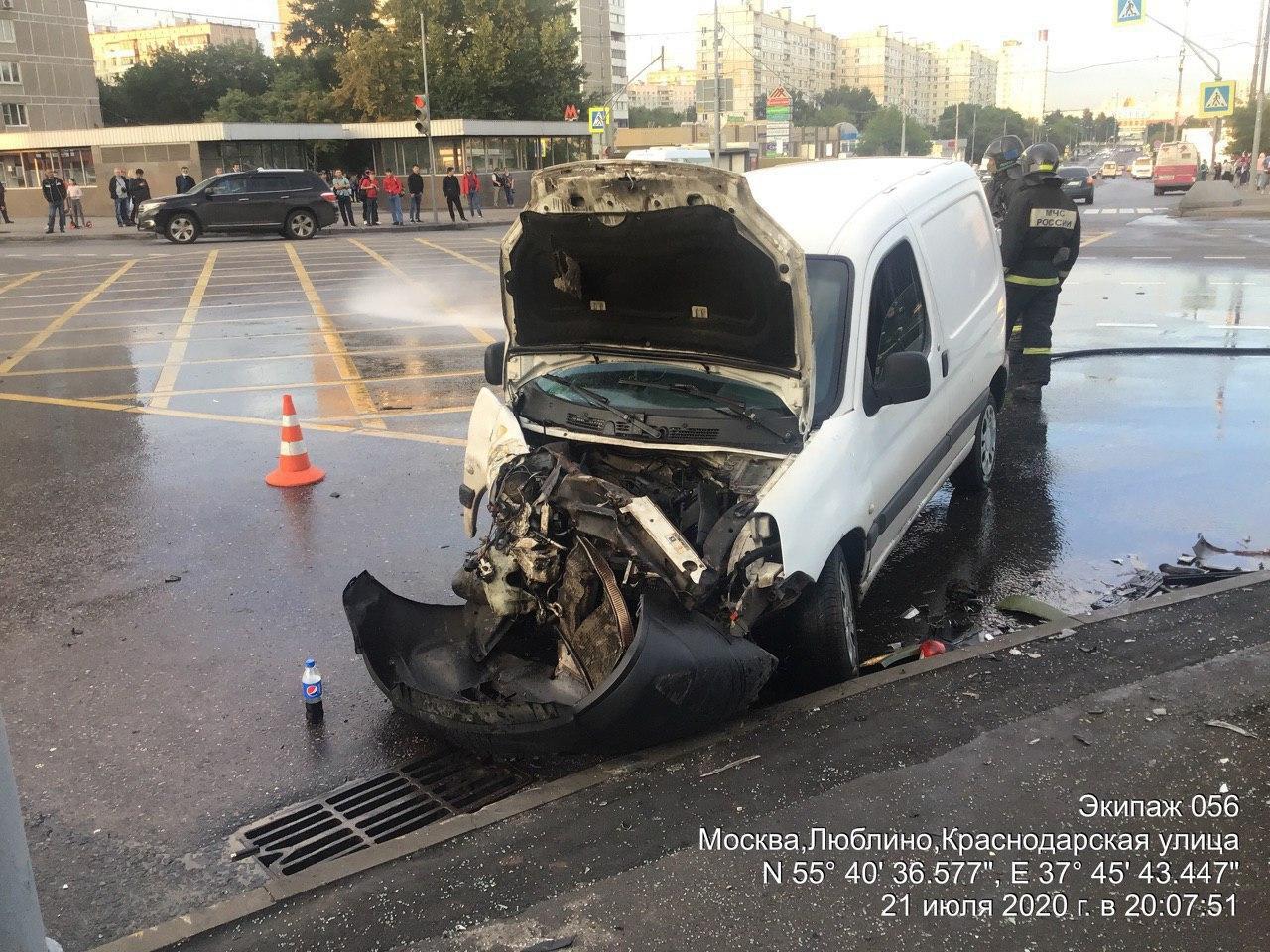 Две машины столкнулись на перекрёстке в районе Люблино в Москве — видео