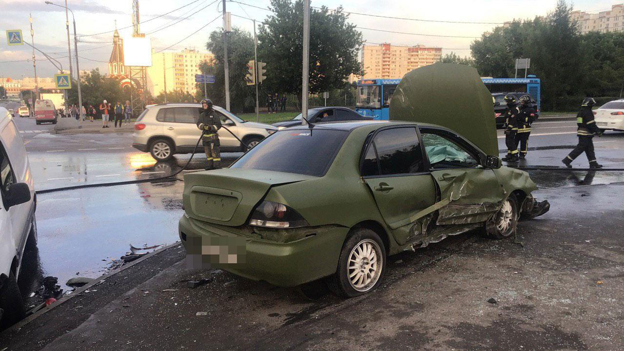 Две машины столкнулись на перекрёстке в районе Люблино в Москве — видео