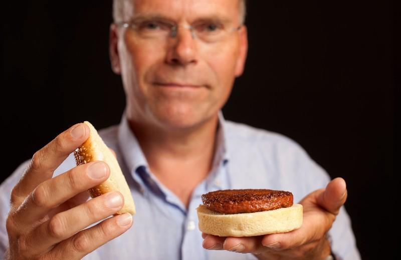 Фармаколог Марк Пост и первый бургер с искусственным мясом. Фото © Labiotech UG