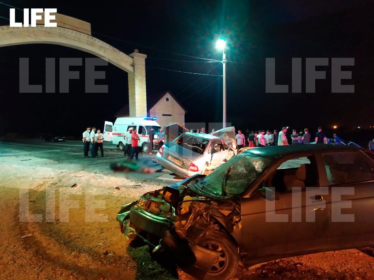 Что случилось в дагестане сегодня. Буйнов авария. Авария в Комсомольске 2110 и Приора 5 погибших. Видео 2110 авария 05 Дагестан.