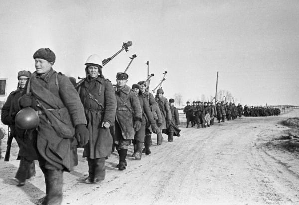 Бойцы истребительного противотанкового батальона на пути к Вязьме после боёв за Ржев, 4 марта 1943 года. Фото © Wikipedia