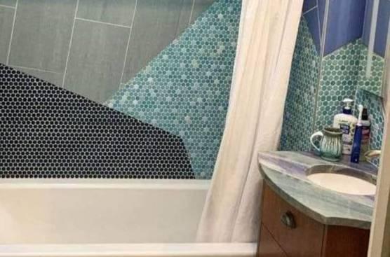 В ванной сделали ремонт с оптической иллюзией, при взгляде на которую начинает кружиться голова