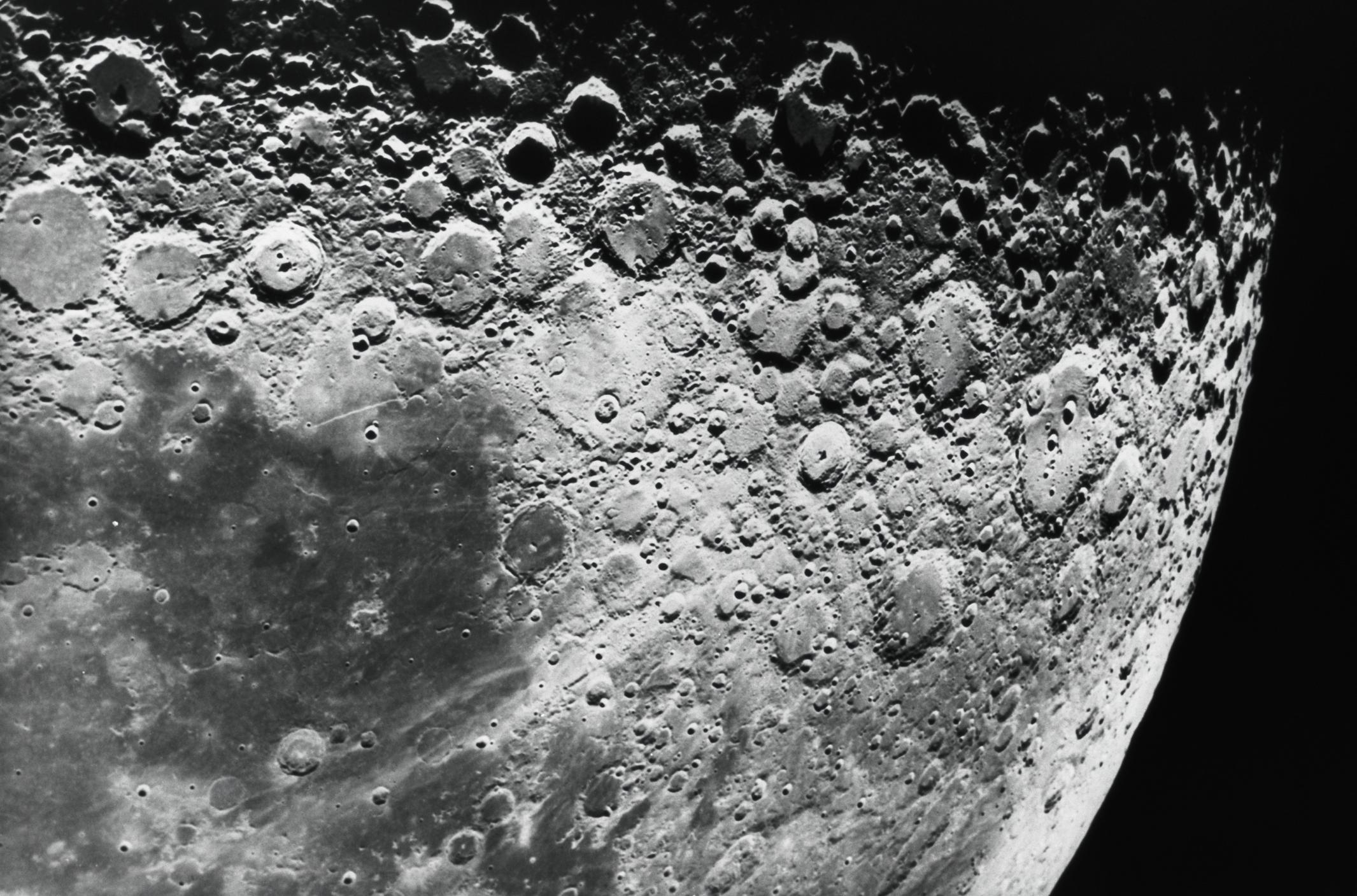 Большой кратер луны. Кратер Лунная поверхность Луны. Бейли (лунный кратер). Рельеф Луны кратеры. Кратер Эйткен.