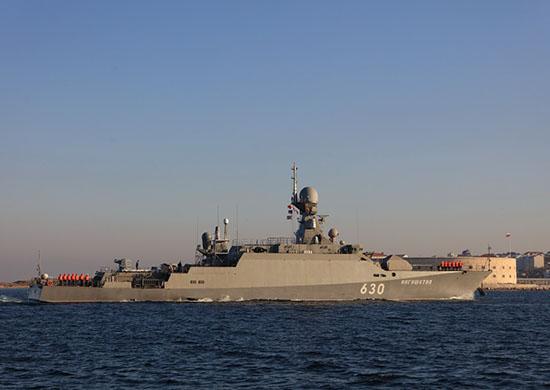 Российские корабли на учениях в Чёрном море разыграли "морской бой"