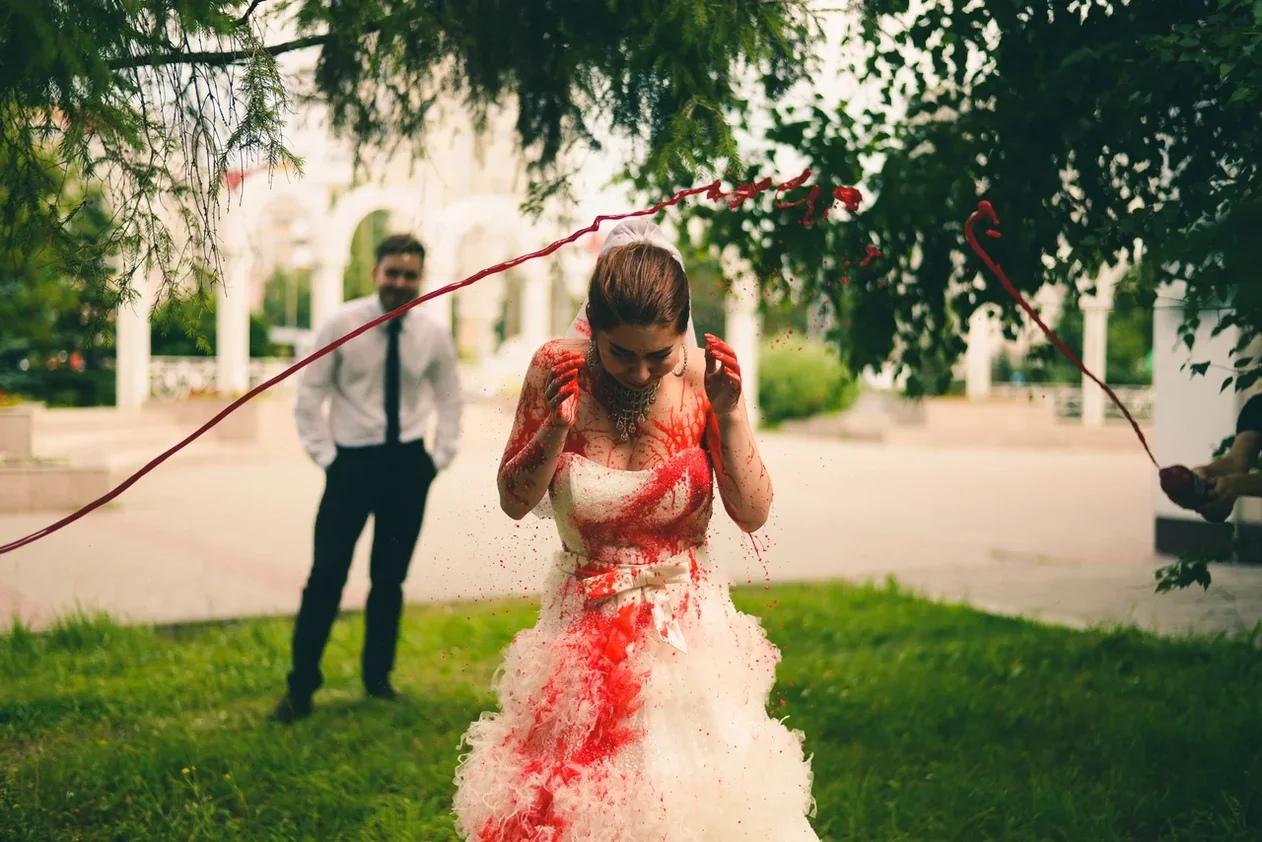 Умер после свадьбы. Фемкызлар Кровавая свадьба. Свадебное платье в крови. Невеста в окровавленном платье.