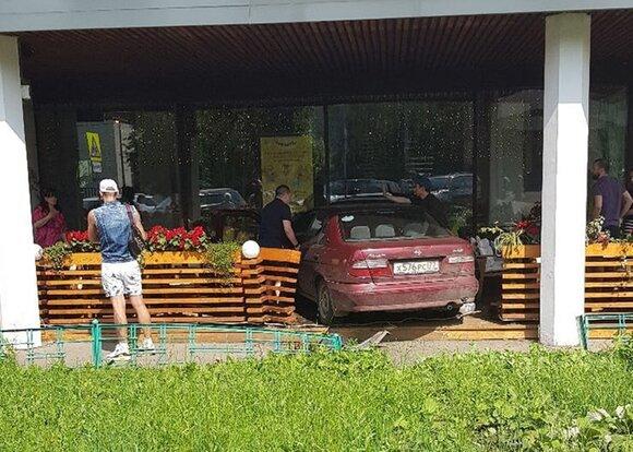 В Москве автомобиль въехал в веранду ресторана