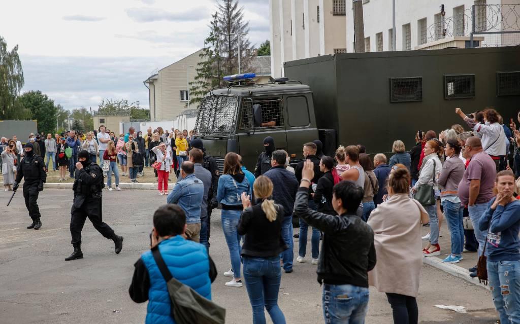 В Минск выдвинулись колонны военной техники