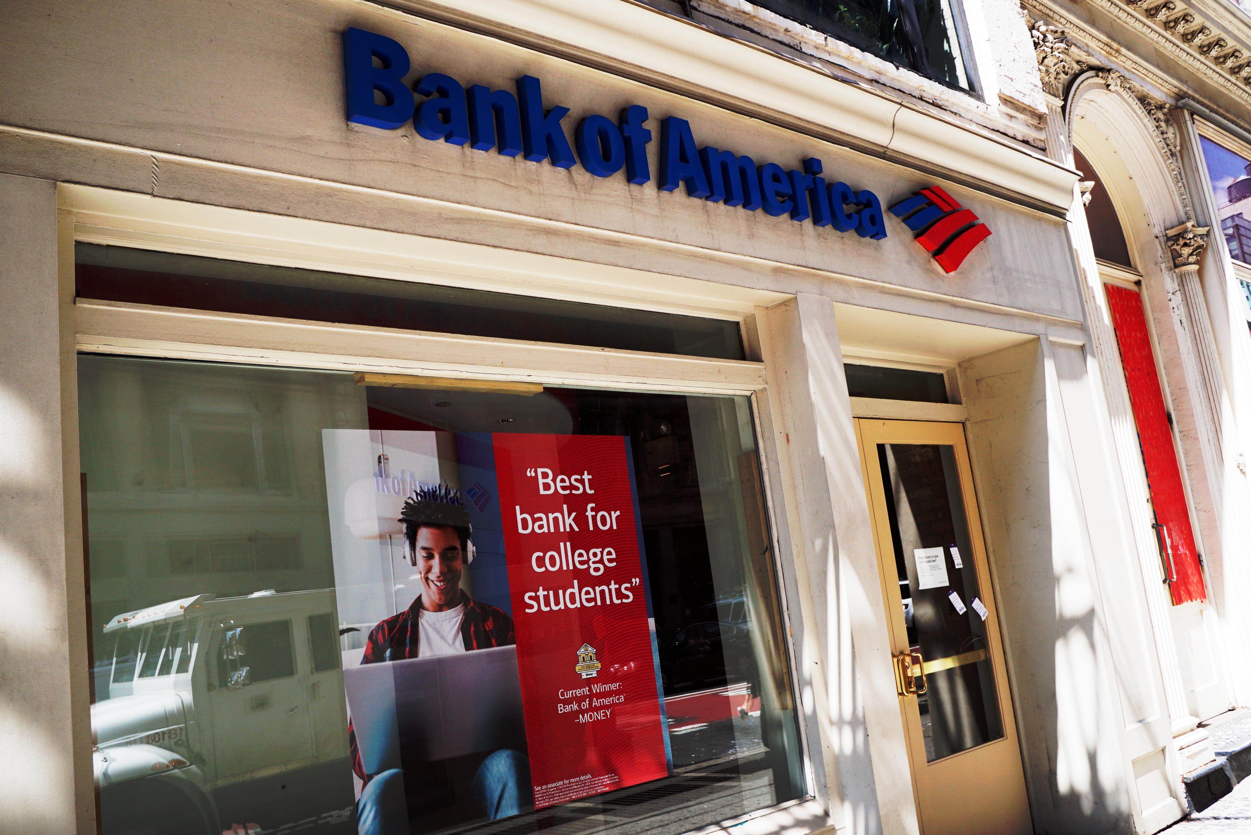 Клиент американского банка по ошибке получил более двух миллиардов долларов