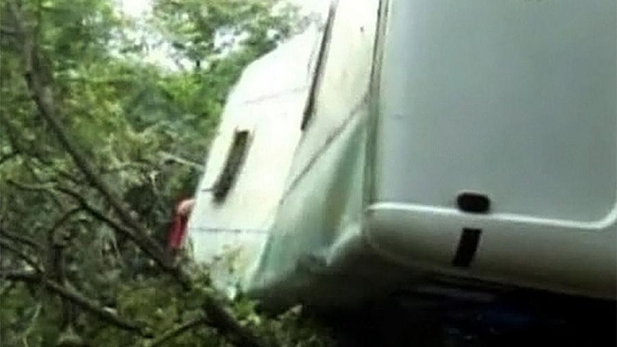 Число погибших при падении микроавтобуса с обрыва в Грузии возросло до 17
