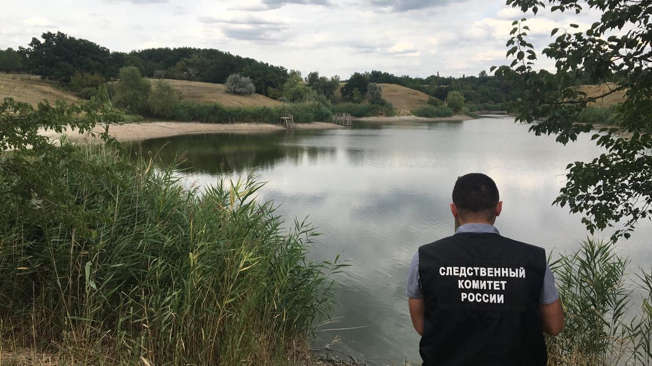 В Ростовской области подросток пошёл гулять с друзьями и утонул в пруду