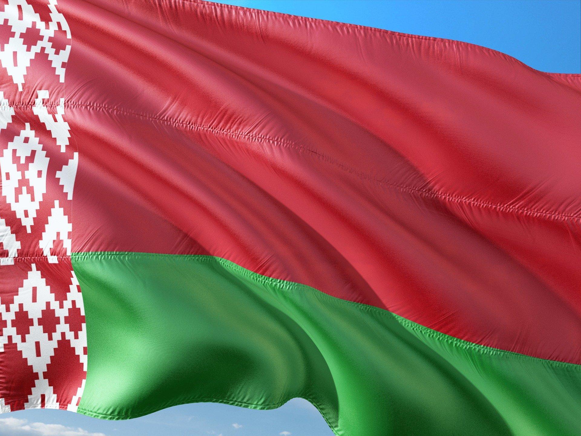 Первый лидер Белоруссии назвал флаг республики надгробным венком с орнаментом