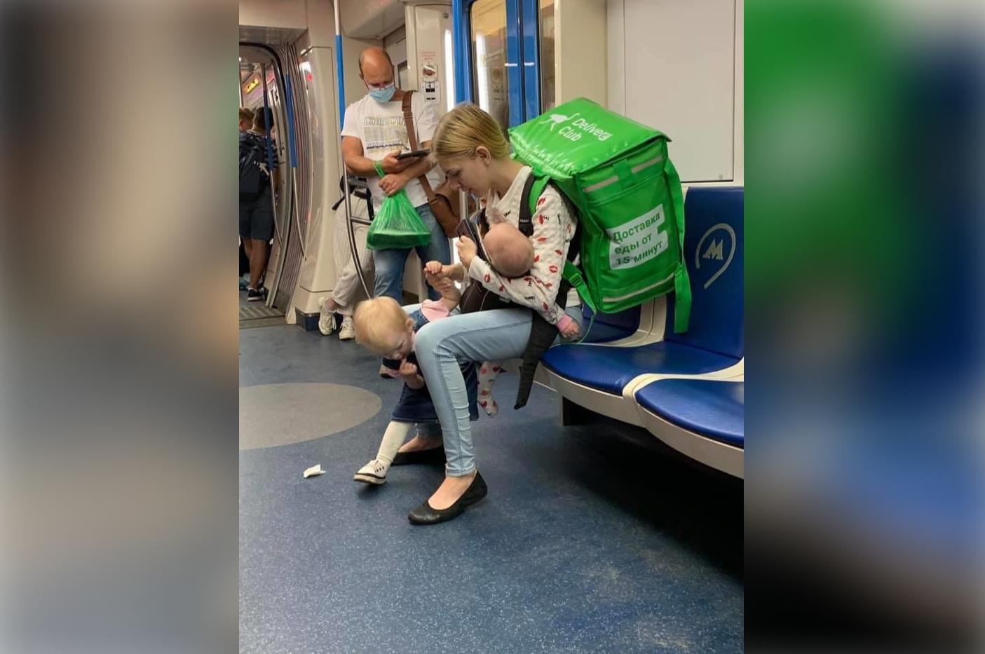 Яжемать истории поезд. Девушка в метро с детьми курьер. Девушка с ребенком в метро. Девушка с ребенком и сумкой. Мама с ребенком в метро.