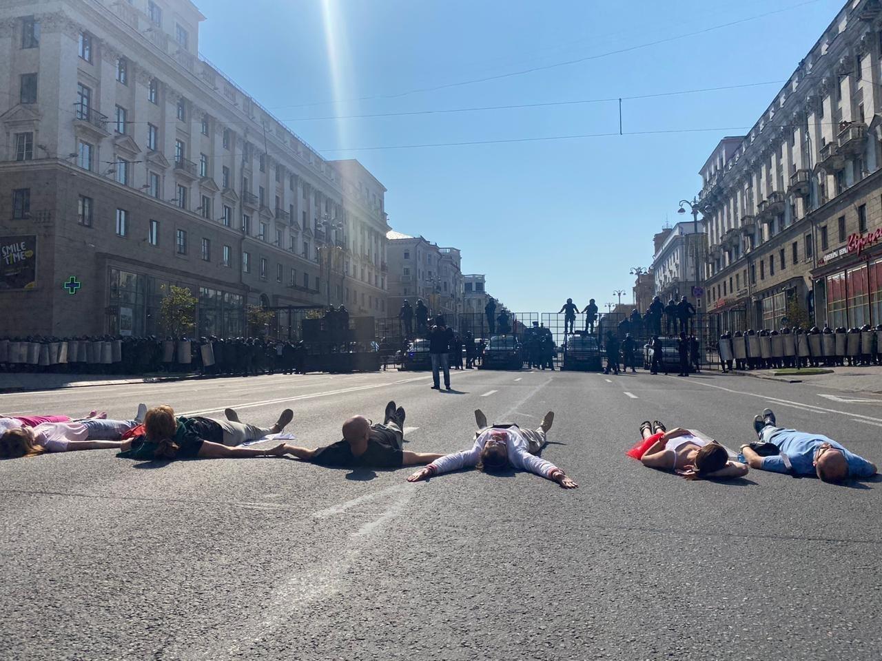Протестующие в Минске легли на асфальт на пути техники силовиков