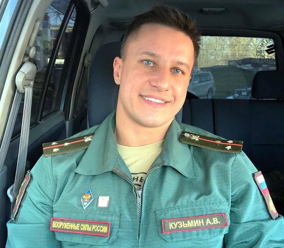 Военный из Южно-Сахалинска бросил службу спустя 15 лет, и теперь он самый накачанный мастер маникюра