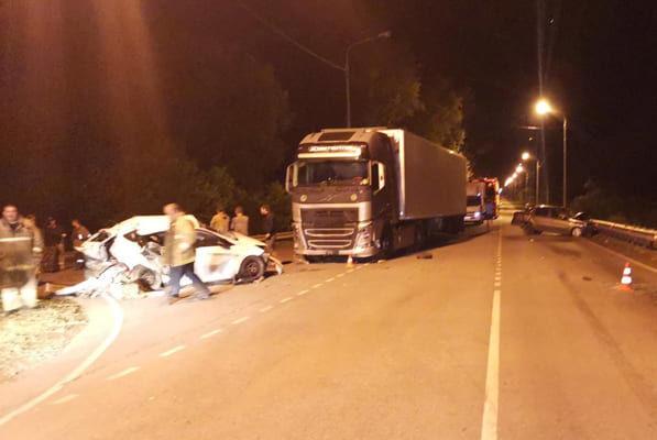 Два человека погибли в ДТП с грузовиком и двумя легковушками под Самарой