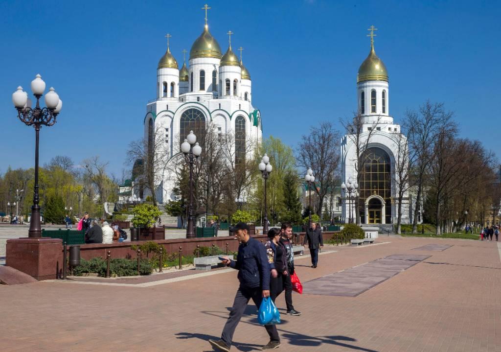 В Калининграде группа мужчин помыла обувь в святом источнике православного собора