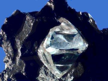 Алмаз в материнской породе. Фото © Wikipedia