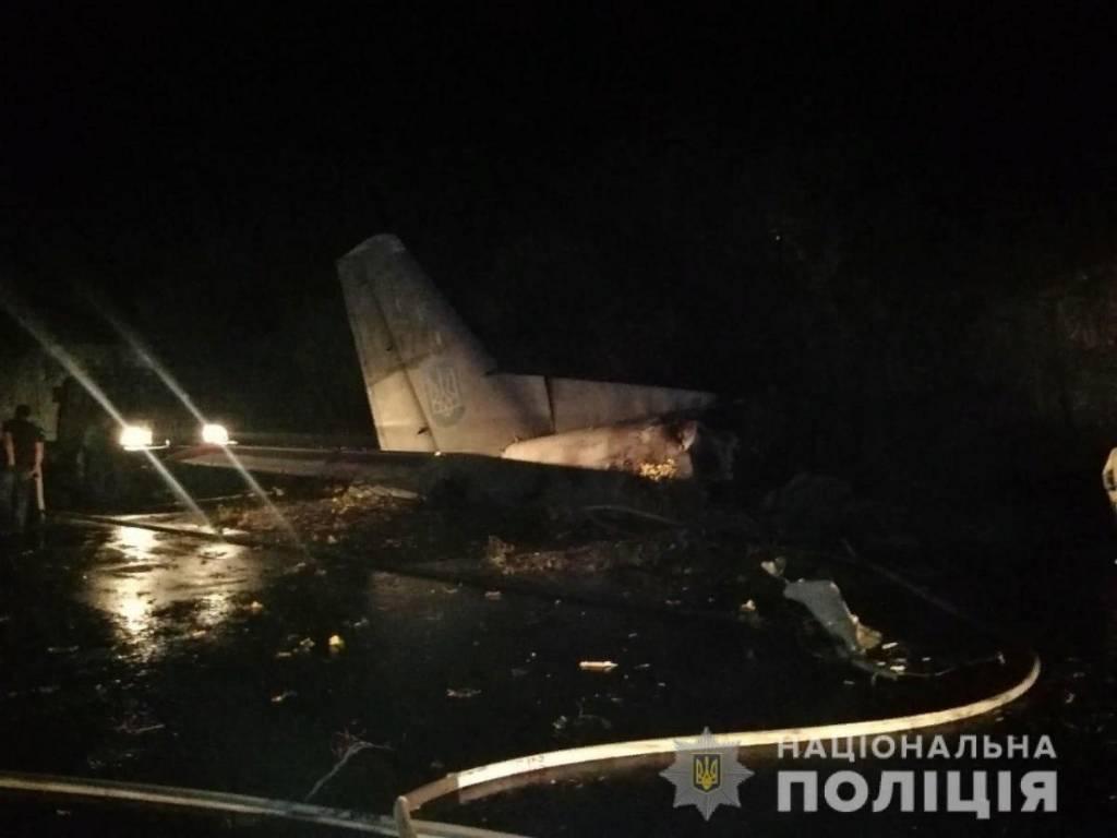 Названы две возможные причины крушения самолёта Ан-26 под Харьковом