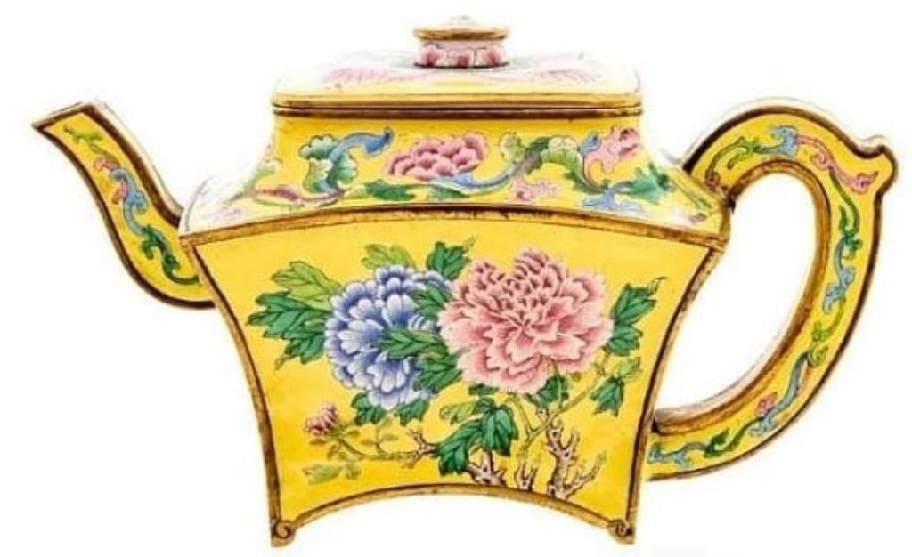 Старый китайский чайник из гаража британца продали за $495 тысяч