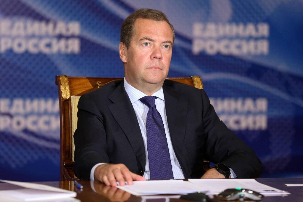 Медведев предложил обсудить введение базового дохода для россиян