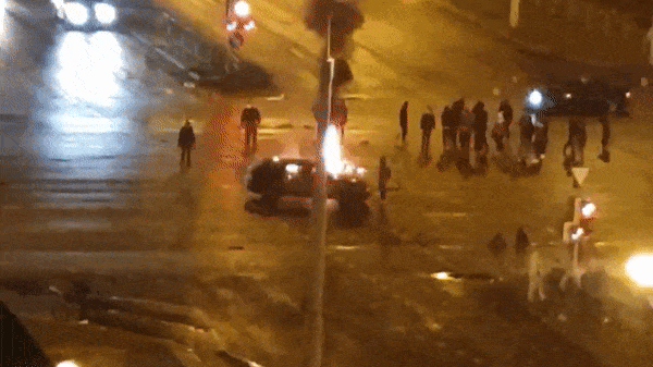 В Минске протестующие разожгли костры прямо в центре перекрёстка — видео