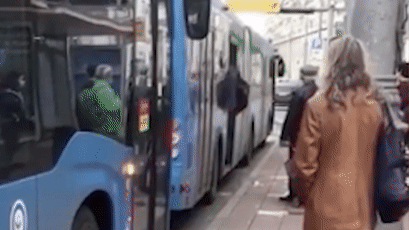 В Москве водитель ударил неадекватного пассажира, разбившего окно автобуса — видео
