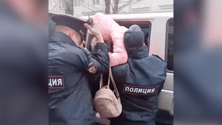 Россиянка не надела маску в магазине, и её жёстко затолкали в машину полиции — видео