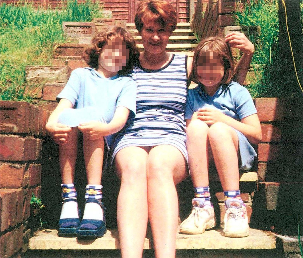 Мэнди Пауэр с дочками. Фото © Twitter / WalesOnline
