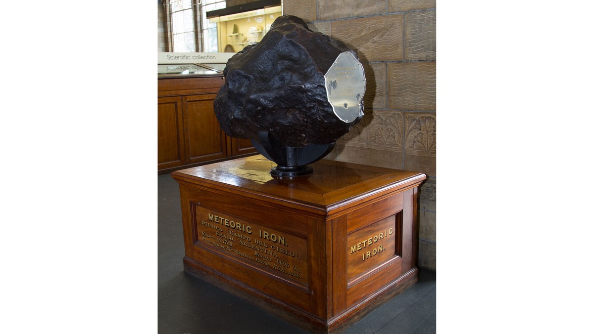 Фрагмент метеорита "Отумпа", найденного в Аргентине в 1803 году. Британский музей. Фото © Flickr / Thorsten Hansen