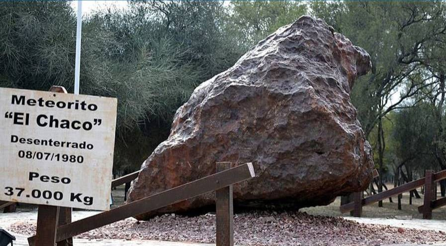 Метеорит "Эль Чако", вес 37 тонн. Кампо-дель-Сьело, Аргентина. Фото © arttravelblog.ru