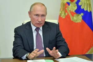 "Выверенно, аккуратно". Путин призвал регионы вводить ограничения, только "исходя из реалий"
