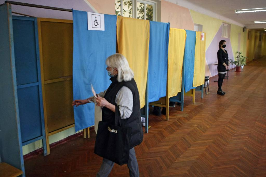 Украинские власти назвали условия для проведения местных выборов в Донбассе