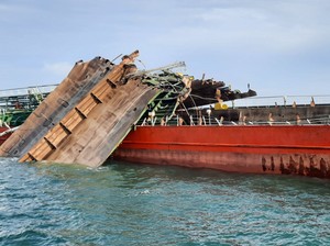 В Азовском море не могут найти троих моряков, пропавших при взрыве на танкере