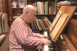 Сын записал, как 80-летний отец с деменцией сочиняет мелодию, и вскоре ему подыграл целый оркестр